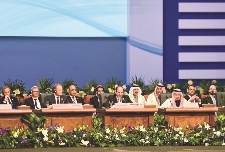 رئيس القمة الرئيس المصري عبدالفتاح السيسي وخادم الحرمين الشريفين الملك سلمان بن عبدالعزيز ورئيس الاتحاد الأوروبي في افتتاح القمة﻿