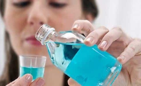 دراسة علمية تُحذر من غسول الفم.. يصيب مستخدمه بأخطر مرض عرفه البشر