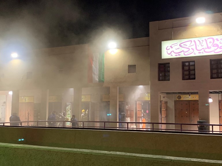 فرق الإطفاء تخمد حريق محدود في محل للعطور بأسواق المباركية