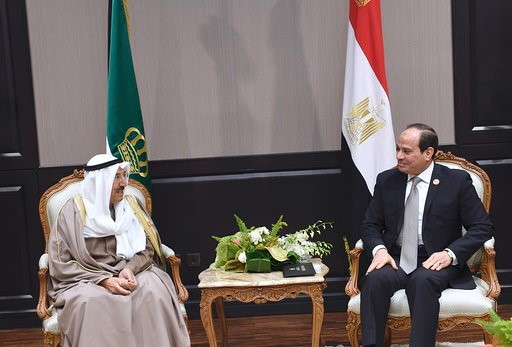 صاحب السمو الأمير الشيخ صباح الأحمد خلال لقائه الرئيس المصري عبد الفتاح السيسي