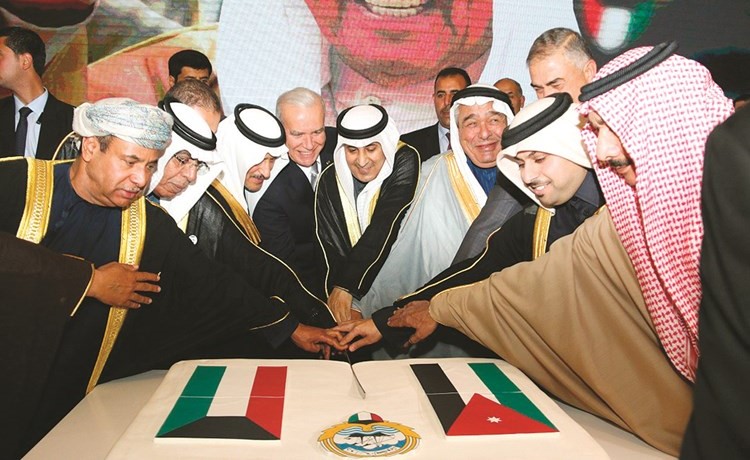 السفير عزيز الديحاني يشارك الحضور قطع كعكة احتفال سفارتنا لدى الأردن ﻿
