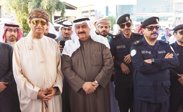 الفريق م.ثابت المهنا والسفير د.عدنان الأنصاري وعدد من المشاركين في الاحتفال	(محمد هنداوي)﻿