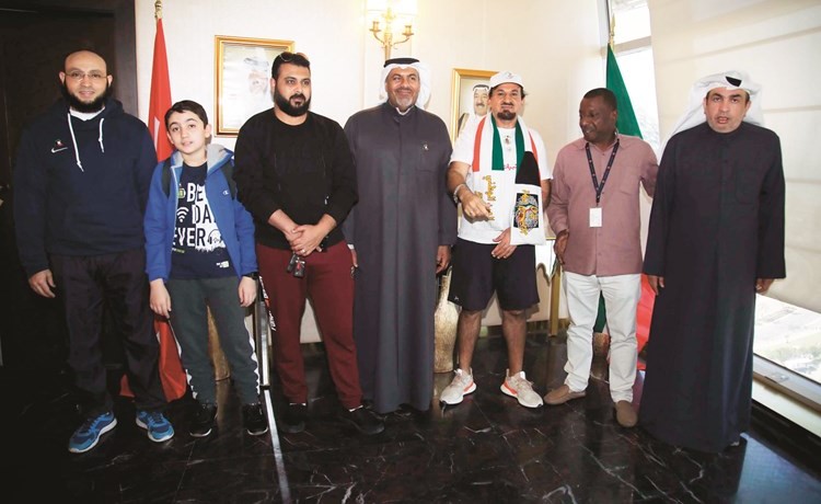 الخبير الرياضي علي العيدان وعدد من الحضور ﻿