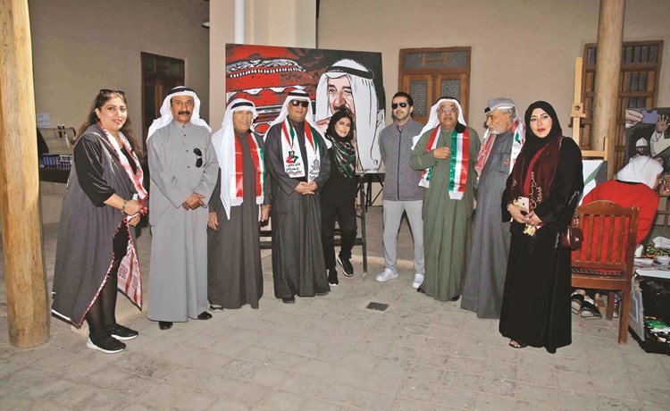 ﻿د.بدر الدويش والفنان سامي محمد مع عدد من المشاركين في المرسم الحر	(زين علام) ﻿