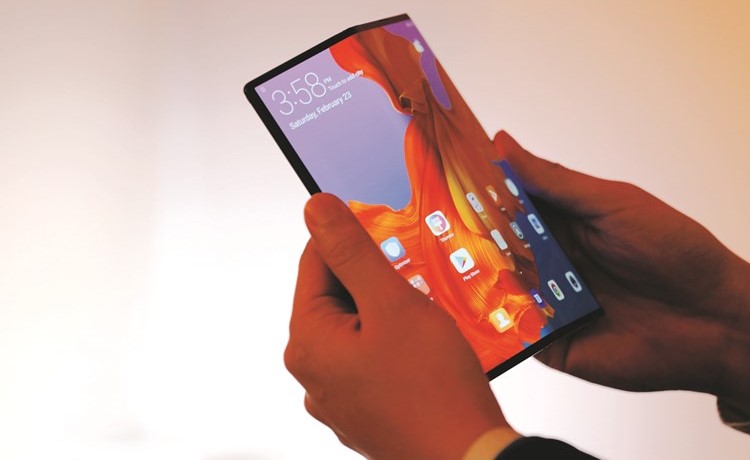 هاتفHuawei Mate X الجديد 	(رويترز)﻿