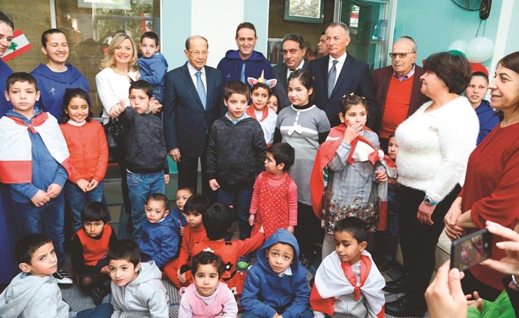 الرئيس العماد ميشال عون خلال زيارته أعضاء الجماعة الرهبانية المارونية رسالة حياة Mission de Vie في مقر الرئاسة العامة في انطلياس(محمود الطويل)﻿