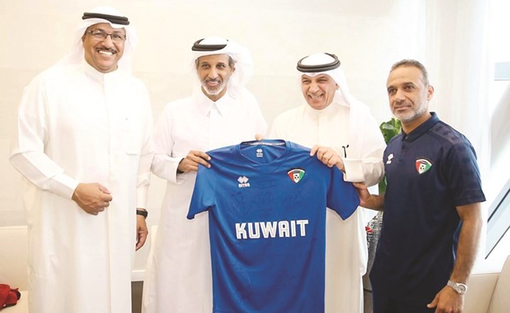 خالد الشمري يقدم تي شيرت الأزرق لرئيس الاتحاد القطري بحضور بدر حجي وجابر نصار﻿