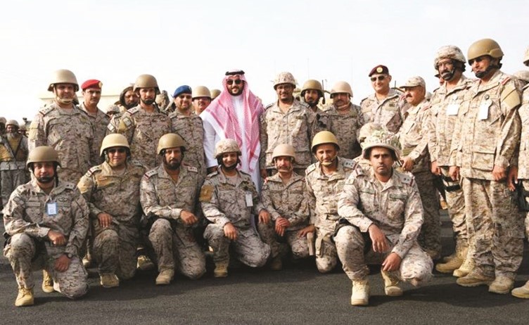 الأمير خالد بن سلمان نائب وزير الدفاع السعودي في صورة جماعية مع جانب من القوات المرابطة في الحد الجنوبي	 (واس) ﻿
