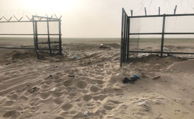البوابة المؤدية إلى المحطة تبدو بلا حراسة والإبل تتجول بداخلها بحرية﻿