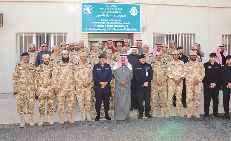 سمو ولي العهد الشيخ نواف الأحمد والفريق عصام النهام وجمال الصايغ واللواء الشيخ سالم النواف والعقيد مجبل فهد بن شوق وكبار القيادات الأمنية بالإدارة العامة لأمن الحدود الشمالية﻿