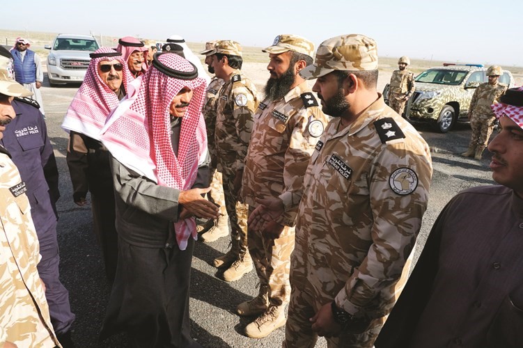 سمو ولي العهد مصافحا بعض رجال أمن الحدود﻿