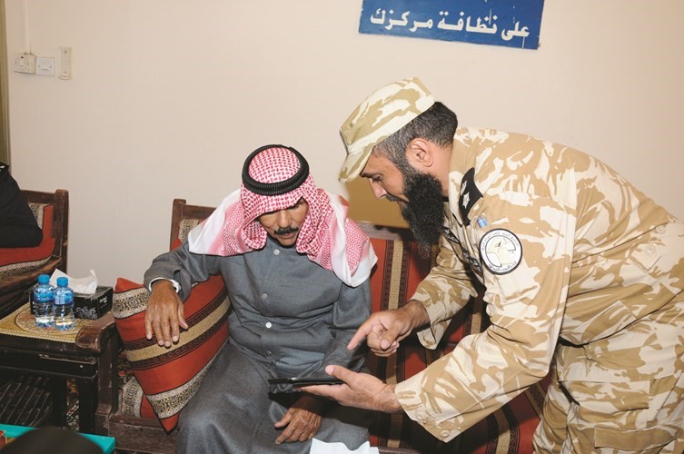 سمو الشيخ نواف الأحمد يطلع على أحد الأجهزة﻿
