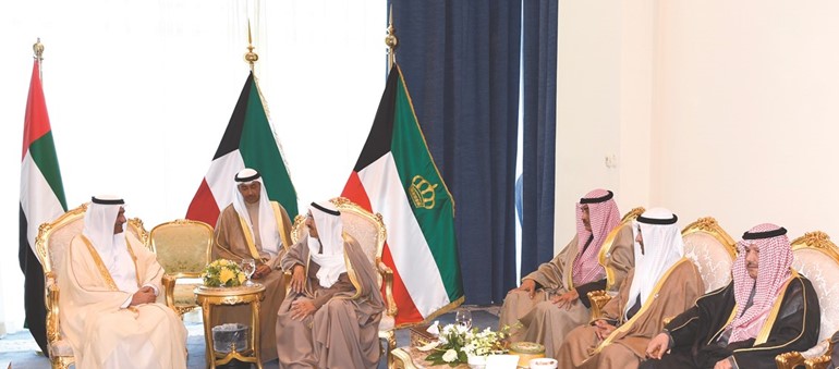 صاحب السمو الأمير الشيخ صباح الأحمد مستقبلا حاكم الفجيرة سمو الشيخ حمد بن محمد الشرقي بحضور الشيخ صباح الخالد ود.نايف الحجرف ووكيل الديوان الأميري احمد فهد الفهد﻿