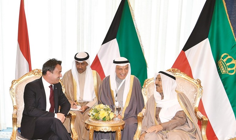 صاحب السمو الأمير خلال استقباله رئيس وزراء لكسمبورغ خافيير بيتيل﻿