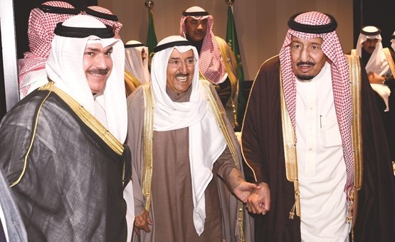 صاحب السمو الأمير الشيخ صباح الأحمد أثناء لقائه مع خادم الحرمين الشريفين الملك سلمان بن عبدالعزيز ويبدو الشيخ صباح الخالد والشيخ خالد العبدالله﻿