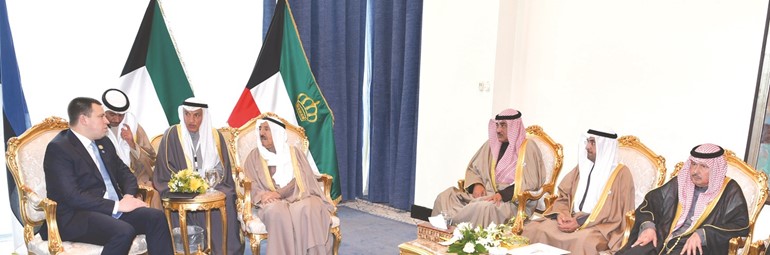 صاحب السمو الأمير الشيخ صباح الأحمد مستقبلا رئيس وزراء جمهورية استونيا يوري راتاس ﻿