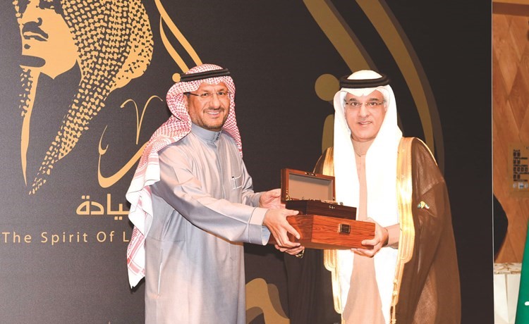 خالد السليمان مكرما د. حسن الانصاري	(احمد علي)﻿