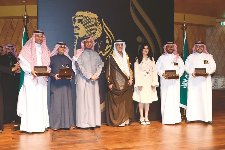 عبدالله الخريف وإبراهيم مهنا ومحمد سمان وهمام الجريد مع خالد السليمان وسحرالعقاب ود. حسن الانصاري