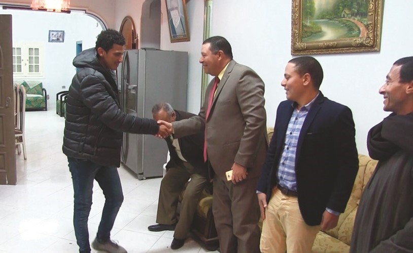اقارب رامي يستقبلون المهنئين بمناسبة فوزه بـأوسكار ﻿