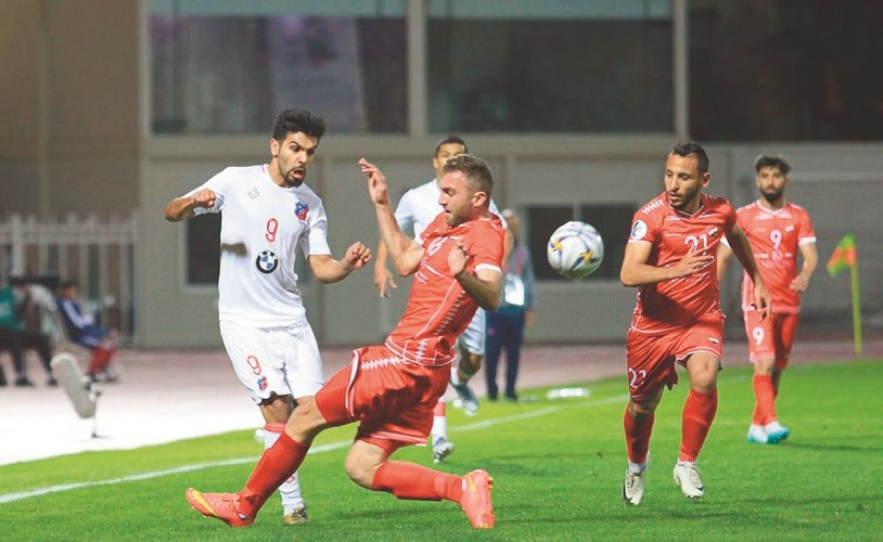 فيصل زايد محاولا اختراق دفاعات الاتحاد السوري	 (المركز الإعلامي بنادي الكويت)﻿