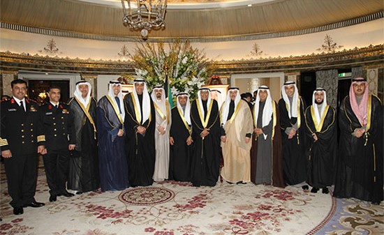 السفير خالد الدويسان متوسطا عدد من المهنئين وأركان السفارة خلال الاحتفال بالعيد الوطني