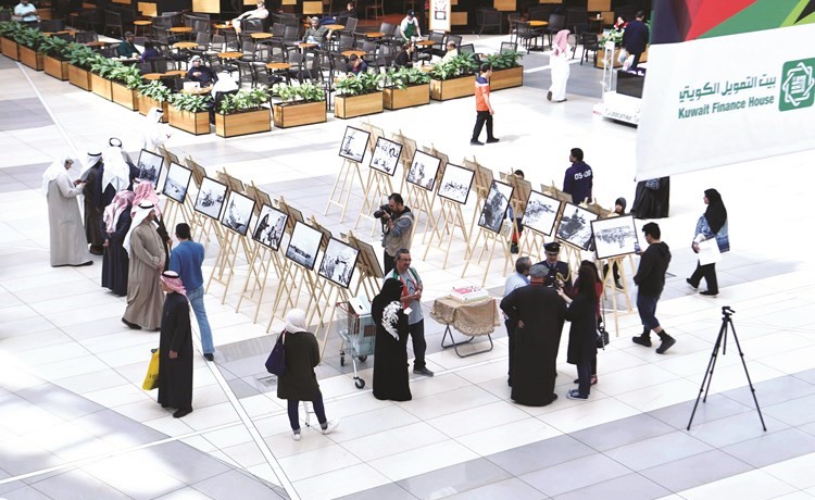 إقبال من رواد الأفنيوز على تفقد معرض الجيش البريطاني في حماية الكويت﻿