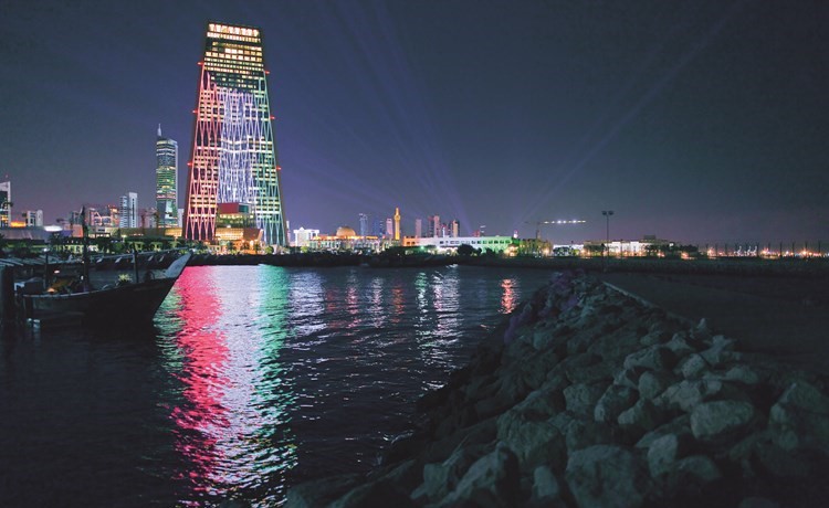مبنى بنك الكويت المركزي كما بدا أمس متزينا بعلم الكويت خلال الاحتفالات بالأعياد الوطنية	(كونا)﻿