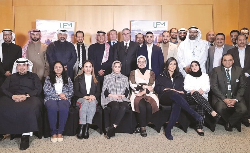 أحمد الكندري يتوسط المتدربين في دورة متخصصي إدارة المرافق﻿