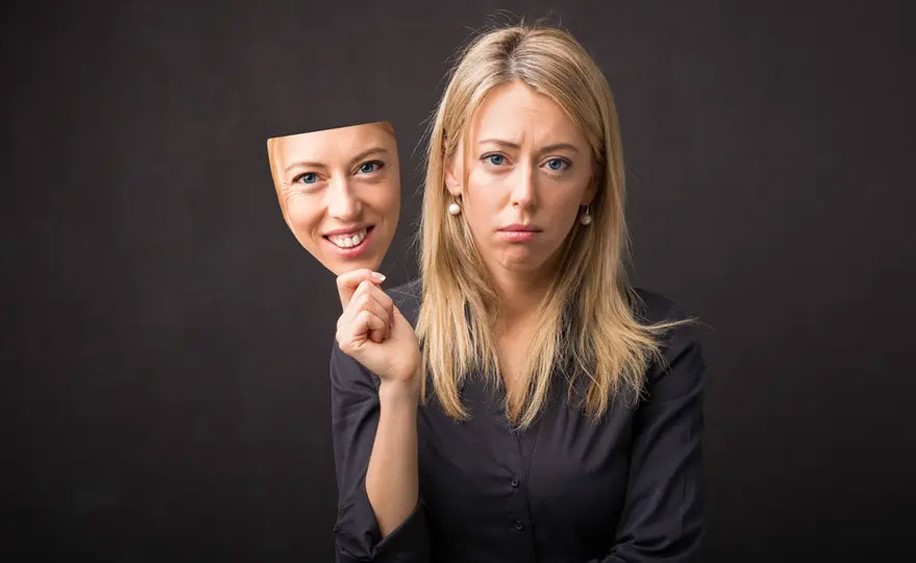 5 أعراض تشير إلى إصابتك بـ"الاكتئاب المبتسم"!
