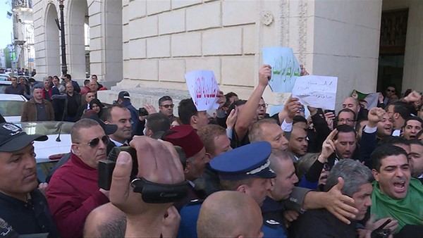 محامون جزائريون يتظاهرون ضد ترشح بوتفليقة لولاية خامسة