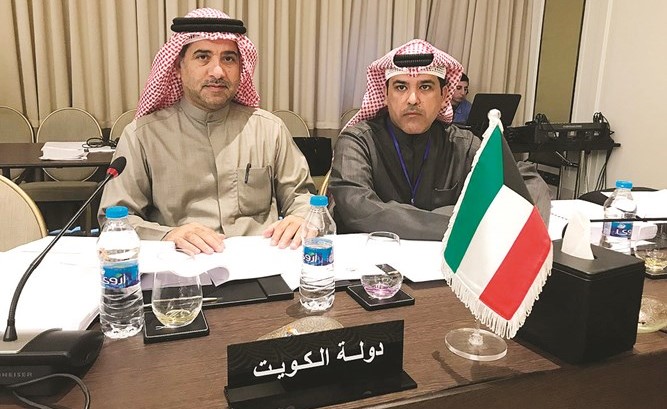 د.عودة الرويعي ومشعل العنزي خلال الاجتماع﻿