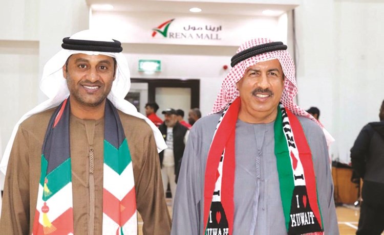 رئيس الوفد الإماراتي محمد النعيمي وإداري المنتخب ﻿