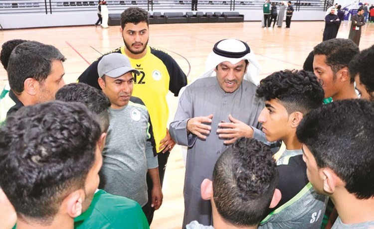 المحامي أحمد الشحومي يتحدث مع لاعبي المنتخب السعودي وجهازهم الفني﻿
