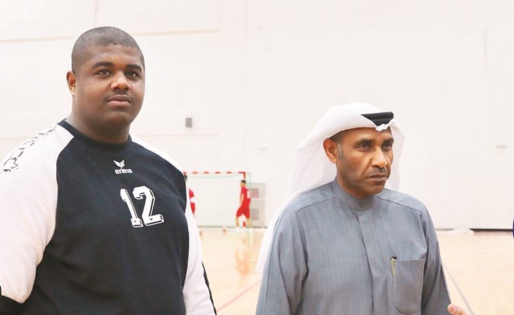 مدير البطولة حامد العمران وحارس الأزرق المتألق فهد صلبوخ﻿