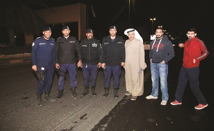 الزميل جاسم التنيب مع المقدم عبدالله الضويحي والنقيب عبدالوهاب الرفاعي ووكيل ضابط عبدالله العجمي والعريف مساعد العنزي﻿