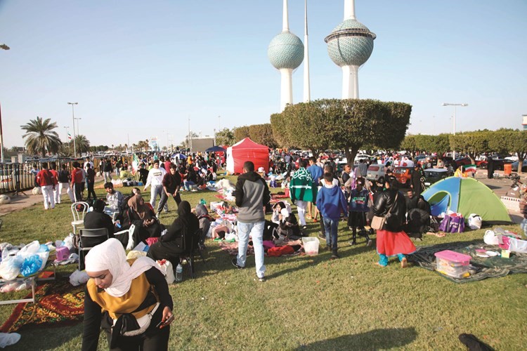 جموع حاشدة من المواطنين والوافدين المشاركين بالاحتفالات﻿