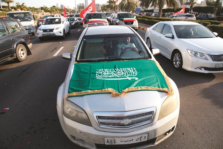 أعلام الدول الشقيقة زينت الكثير من السيارات﻿
