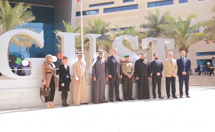 عدد من قيادات GUST في استقبال ضيوف الجامعة للمشاركة في الاحتفال﻿