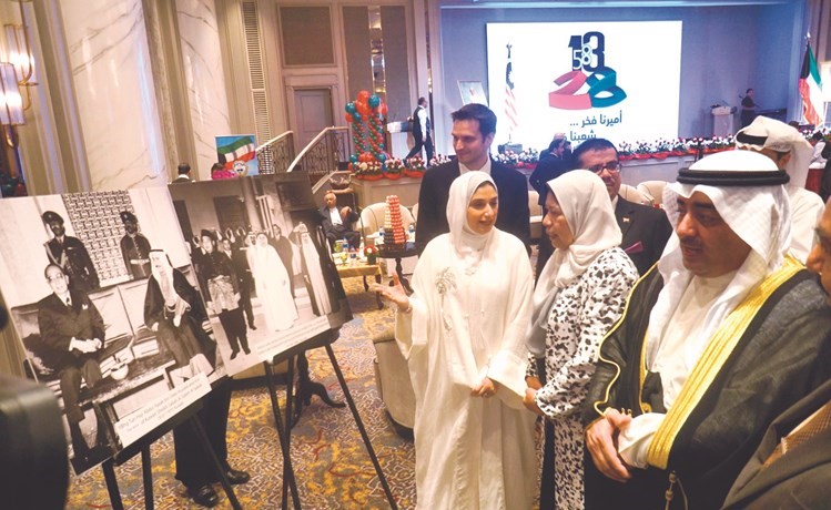 المسؤولة عن المعرض منيرة العتيقي تستعرض للوزيرة الماليزية جانبا من المعرض بحضور السفير العسعوسي﻿