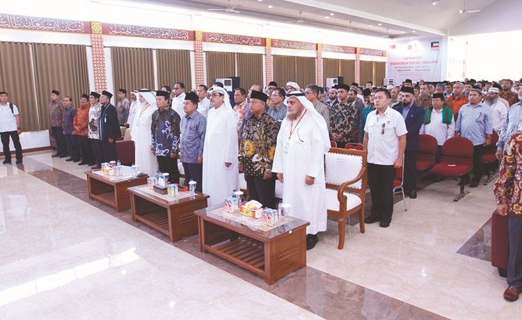 نائب رئيس الجمهورية محمد يوسف كالا والسفير عبدالوهاب الصقر ورئيس مجلس إدارة جمعية الرحمة جاسم الياسين﻿