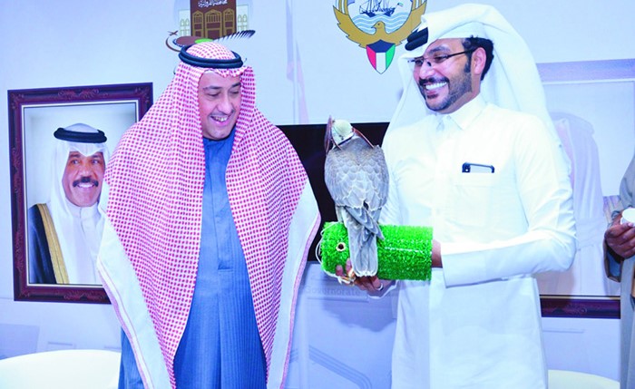محافظة الفروانية استقبلت زوار الكويت بالهدايا والورود
