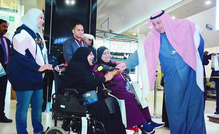 محافظة الفروانية استقبلت زوار الكويت بالهدايا والورود