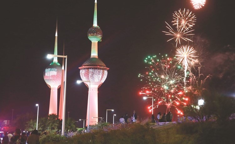 ﻿الألعاب النارية أضاءت سماء الكويت بجانب الأبراج 			(زين علام)﻿