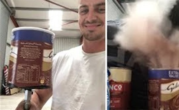 بالفيديو.. مقلب شاب بمسحوق الشوكولاته كاد يعرض صديقه للاختناق من أجل الشهرة