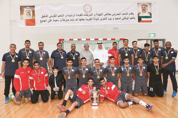 ﻿منتخب البحرين متسلما كأس البطولة من أحمد الشحومي﻿