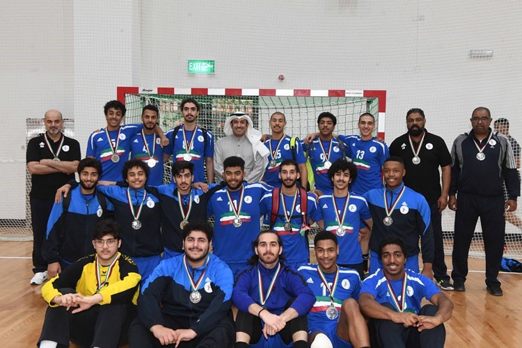 ومنتخب الكويت متسلما ميداليات المركز الثاني﻿