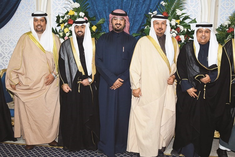 منصور بن حبيتر وعبدالله الحربي والشاعر زيد الحربي يباركون﻿