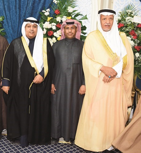 محمد بن مبيريك والزميل خالد بن تنباك يهنئان حمد الحربي﻿