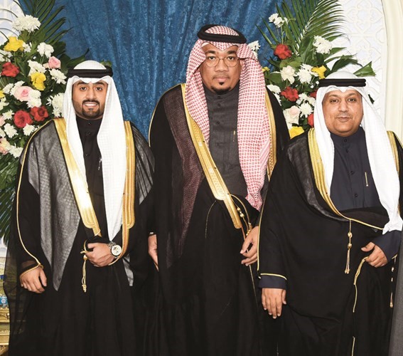 الزميل صابر المحمدي يهنئ المعرس ووالده حمد الحربي﻿