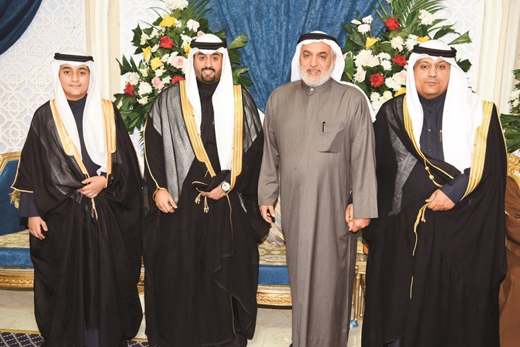 حسن الباتل يهنئ المعرس ووالده حمد الحربي وشقيقه عبدالعزيز الحربي﻿